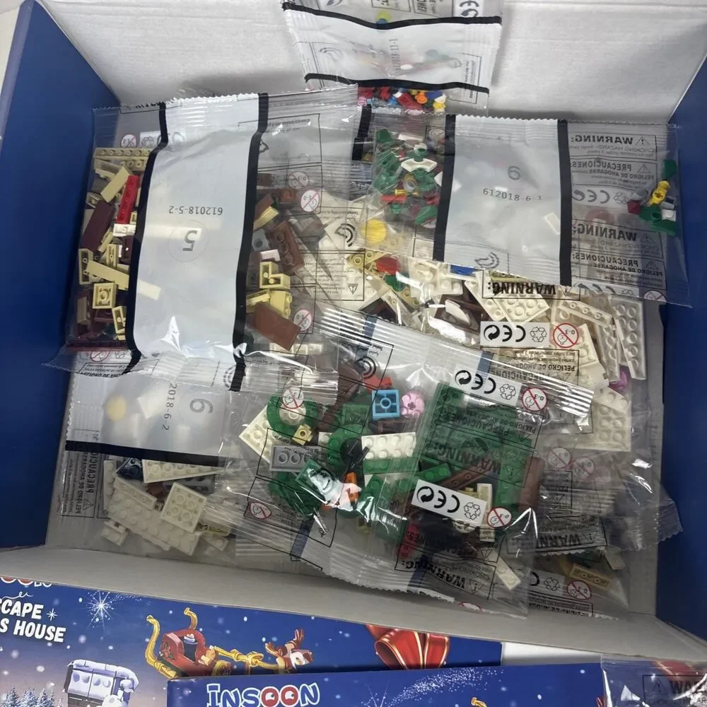 Insoon Snowscape Christmas House Building Bricks 1834 pcs Open Box MOSTLY SEALED